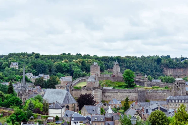 Fougeres gamla stan sightseeing, slott och fort. Franska Bretagne Village. — Stockfoto