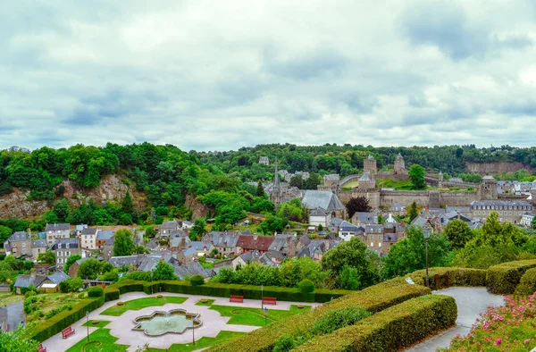 Fougeres gamla stan sightseeing, slott och fort. Franska Bretagne Village. — Stockfoto