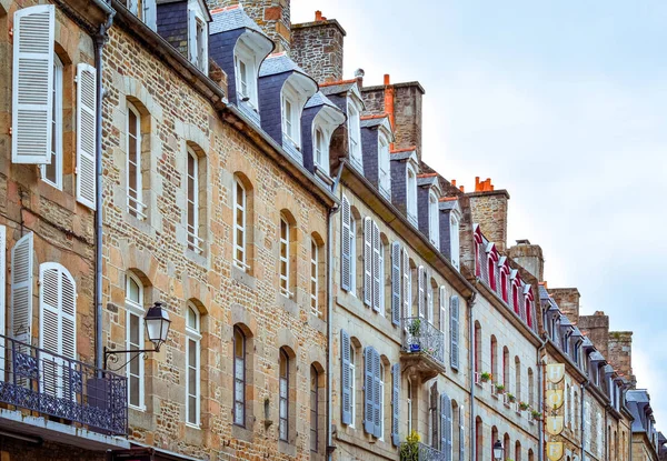 Façades typiques colorées de Bretagne française. Bâtiments en pierre et toits en ardoise . — Photo