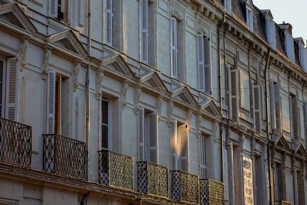 Bâtiment français façade ancienne au coucher du soleil . — Photo