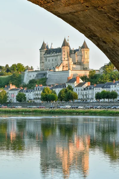 夕暮れ時の川岸からソームール市街の景色を眺め、城を背景にしています。ロワール渓谷(フランス). — ストック写真