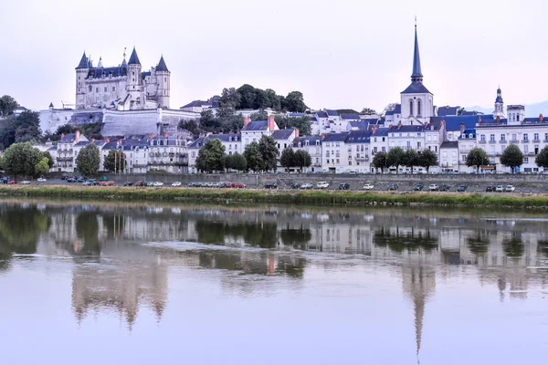 Výhled na město Saumur od břehu řeky za soumraku, s hradem na pozadí. Loire Valley, Francie. — Stock fotografie