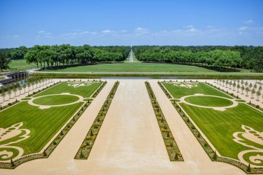 Chambord Castle, Fransa-Temmuz 07, 2017: Chambord Şatosu güneşli bir gün resmi Bahçe, Fransa Temmuz 07, 2017