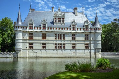 Azay le Rideau Castle, Fransa-06 Temmuz 2017: en erken Fransız Rönesans kalesinin biri. Indre Nehri 'nde bir adada inşa edilmiştir. Azay le Rideau kalesinde yaz aylarında güneşli gün, Fransa Temmuz 06