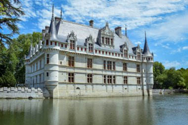 Azay le Rideau Castle, Fransa-06 Temmuz 2017: en erken Fransız Rönesans kalesinin biri. Indre Nehri 'nde bir adada inşa edilmiştir. Azay le Rideau kalesinde yaz aylarında güneşli gün, Fransa Temmuz 06