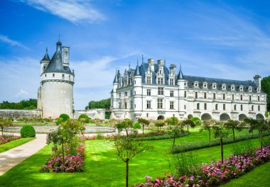 Chenonceau Kalesi, Fransa-Temmuz 06, 2017: Fransız Loire Vadisi kale River Cher kapsayan. Bahçe, kule ve ana bina, Chenonceau Kalesi 'nde bir yaz günü, Fransız Temmuz 06, 2017