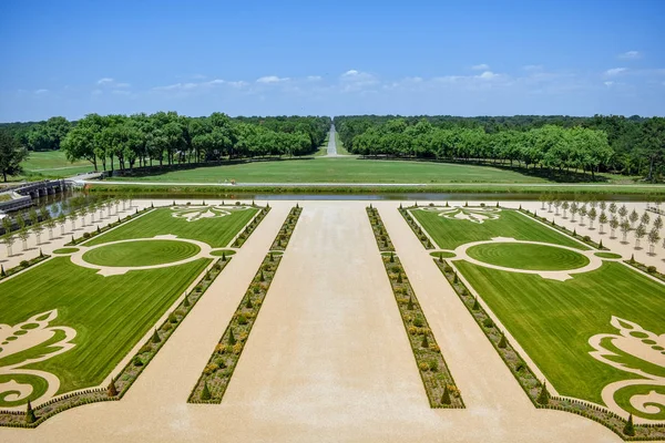 Chambord Castle, Fransa-Temmuz 07, 2017: Chambord Şatosu güneşli bir gün resmi Bahçe, Fransa Temmuz 07, 2017