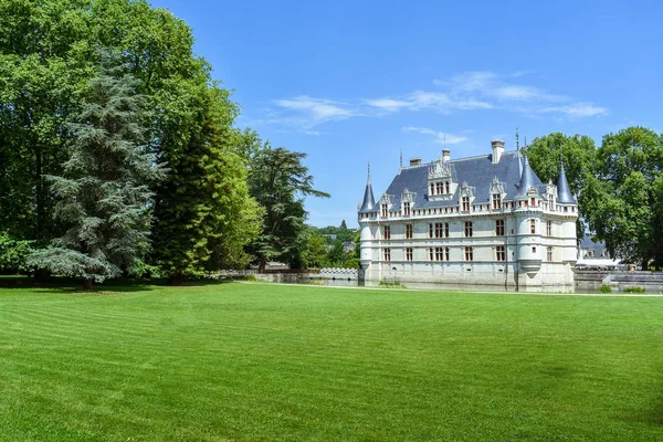 Azay le Rideau Castle, Fransa-06 Temmuz 2017: en erken Fransız Rönesans kalesinin biri. Indre Nehri 'nde bir adada inşa edilmiştir. Azay le Rideau kalesinde yaz aylarında güneşli gün, Fransa Temmuz 06