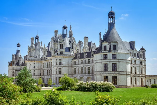 Chambord Castle, Fransa-Temmuz 07, 2017: Chambord Şatosu güneşli bir gün lateral görünüm, Fransa Temmuz 07, 2017