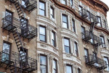 Yangın merdivenli eski daire cepheleri. Soho, Manhattan. Nyc