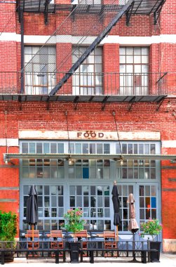 Yangın merdivenleri ile kırmızı tuğla sanayi binasının cephe. Nyc