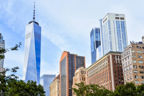 Finans bölgesi binaları sokaktan, yukarı yabakıyor. Nyc, Amerika Birleşik Devletleri