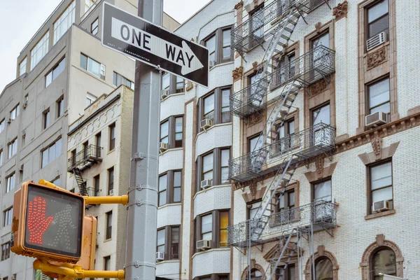 Panneau unidirectionnel et façades de vieux appartements, avec escaliers de feu. Soho, Manhattan. New York — Photo
