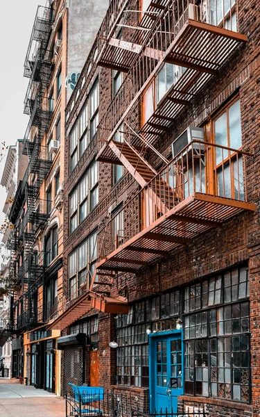 En industriell gammal Lägenhet fasader, med eld trappor. Soho, Manhattan. Nyc — Stockfoto
