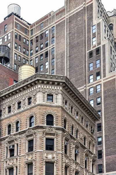 Facades of stone buildings and water deposits on rooftops. New York, USA. — Stock Photo, Image