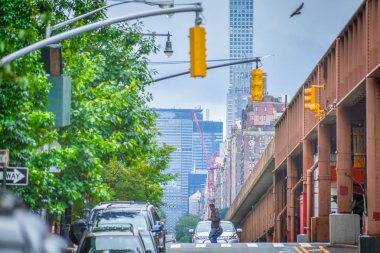 Yükseltilmiş tren yolu nyc alt görünümü. Sisli bir günde arka planda binalar. Nyc, Amerika Birleşik Devletleri.