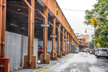 Yükseltilmiş tren yolu nyc alt görünümü. Sisli bir günde arka planda binalar. Nyc, Amerika Birleşik Devletleri.