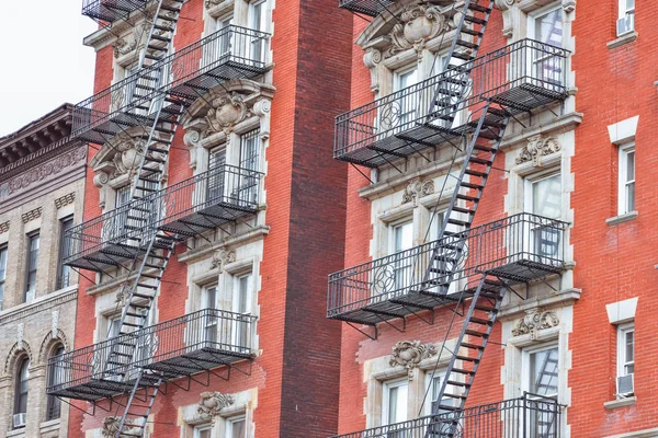Röd tegelfasad och Brandtrappa. Harlem, NYC. — Stockfoto