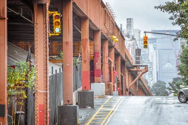 Widok z dołu z podwyższonym torze pociągu NYC. Budynki w tle w mglisty dzień. NYC, Stany Zjednoczone Ameryki. — Zdjęcie stockowe