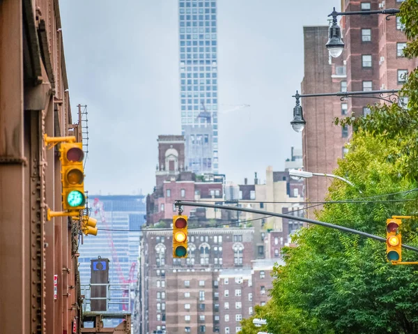 Vista dal basso del binario sopraelevato nyc. Edifici sullo sfondo in una giornata nebbiosa. NYC, Stati Uniti . — Foto Stock