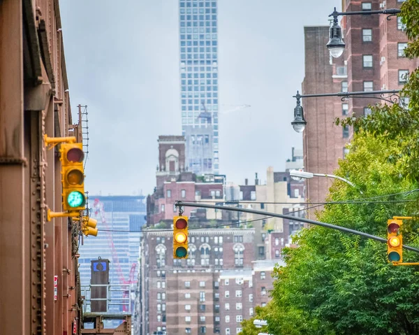 Vista inferior da pista de trem elevada nyc. Edifícios no fundo em um dia nebuloso. NYC, EUA . — Fotografia de Stock