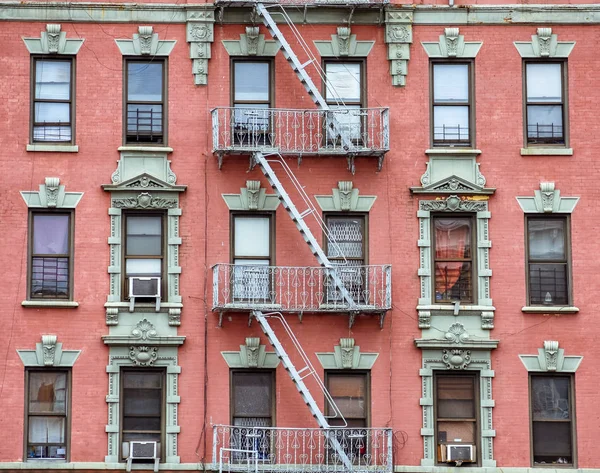 Röd tegelfasad och Brandtrappa. Harlem, NYC. — Stockfoto