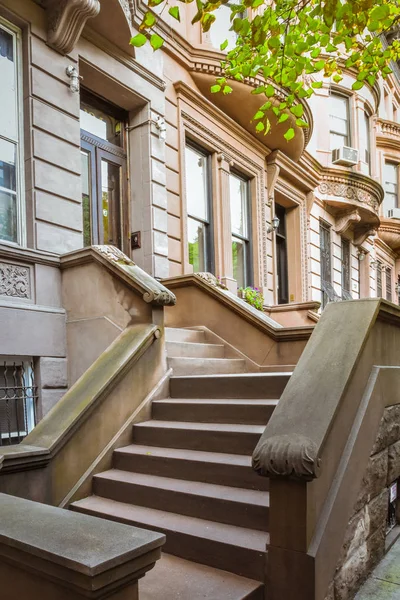 Huvud stege och entré dörr. New York Harlem byggnader. Bruna hus. NYC, USA. — Stockfoto