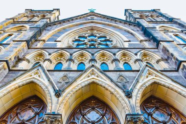 St. Bernard 's Chelsea, Nyc' teki Guadalupe Leydisi 'nin dış görünüşünün altında.