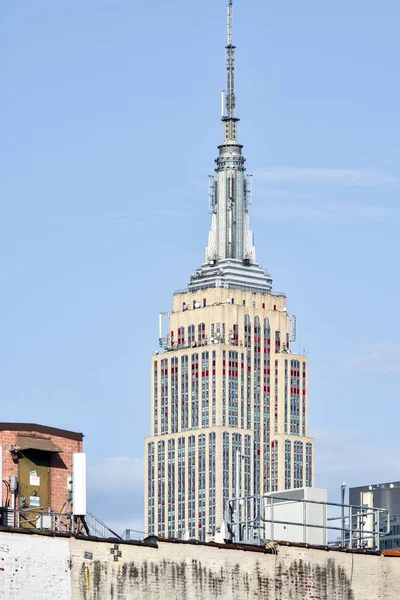Edifícios de ruas de Nova York contrastam. Diferentes estilos de edifícios em Nova York, EUA . — Fotografia de Stock
