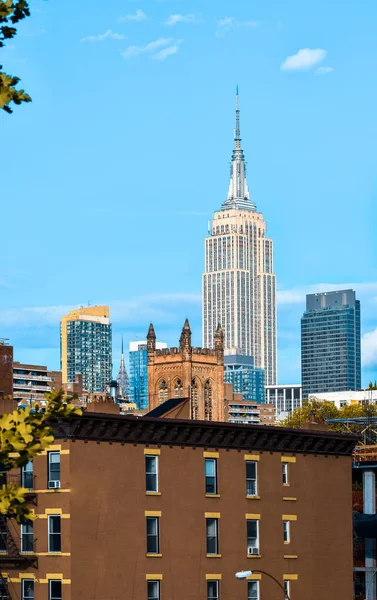 Bâtiments rues NYC contraste. Différents styles de bâtiments à New York, États-Unis . — Photo