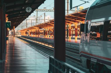 Tren konseptiyle seyahat etmek. Tren kalkışa hazır, boş istasyon. Günbatımı Sonbahar Işığı. Madrid, İspanya.