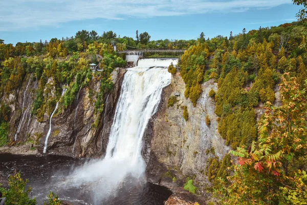 Güneşli bir sonbahar gününde Montmorency Şelalesi. Quebec, Kanada