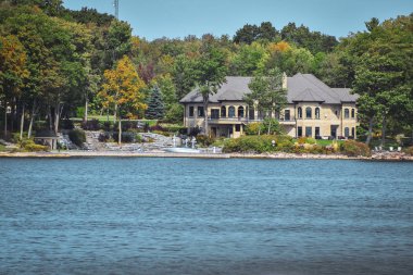 1000 adadaki sonbahar manzarası. Evler, tekneler ve adalar. Ontario Gölü, Kanada Usa