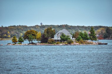 1000 adadaki sonbahar manzarası. Evler, tekneler ve adalar. Ontario Gölü, Kanada Usa