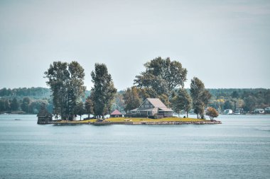 1000 adadaki sonbahar manzarası. Evler, tekneler ve adalar. Ontario Gölü, Kanada Usa