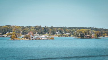 1000 adadaki sonbahar manzarası. Evler, tekneler ve adalar. Ontario Gölü, Kanada Usa