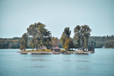 1000 adadaki sonbahar manzarası. Evler, tekneler ve adalar. Ontario Gölü, Kanada Usa