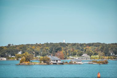 1000 adadaki sonbahar manzarası. Evler, tekneler ve adalar. Ontario Gölü, Kanada Usa