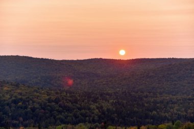 Günbatımında sonbahar ormanı manzarası. La Mauricie Ulusal Parkı, Kanada.