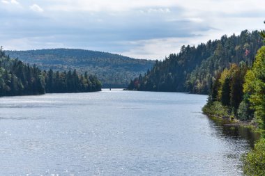 Sonbahar ormanı manzarası ve gölün yansıması. La Mauricie Ulusal Parkı, Kanada.