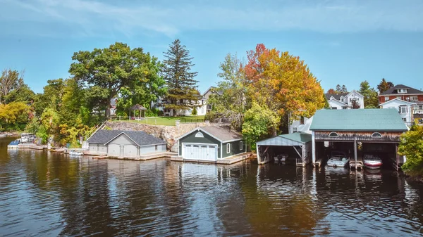 Tekne kulübesi rıhtımı. Sonbaharda Ontario Gölü. Renkli canlı ağaçlar. Kanada, Amerika Birleşik Devletleri.