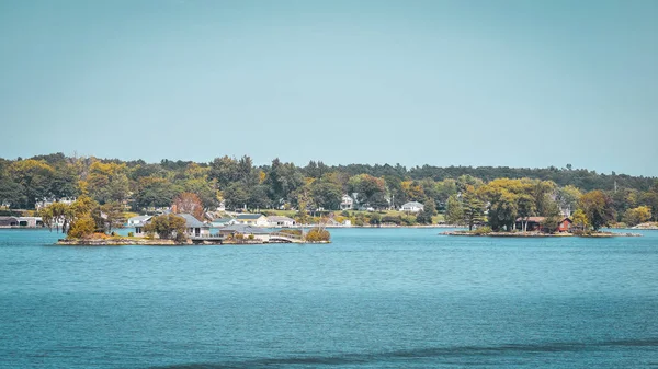1000 adadaki sonbahar manzarası. Evler, tekneler ve adalar. Ontario Gölü, Kanada Usa