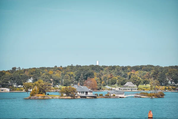 Jesienny krajobraz na 1000 wysp. Domy, łodzie i wyspy. Jezioro Ontario, Kanada Usa — Zdjęcie stockowe