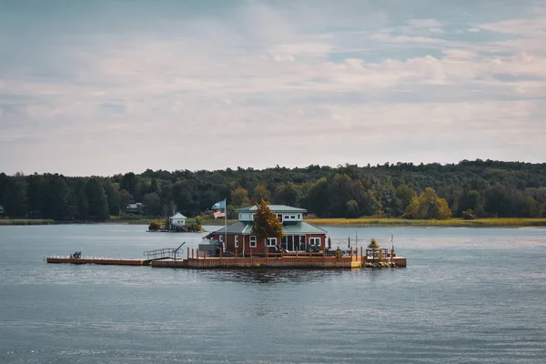 1000 개 섬의 가을 풍경. 집, 배, 섬. Lake Ontario, Canada USA — 스톡 사진