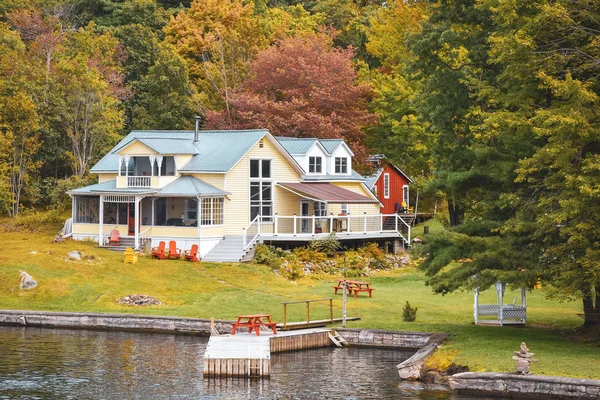1000 adadaki sonbahar manzarası. Evler, tekneler ve adalar. Ontario Gölü, Kanada Usa