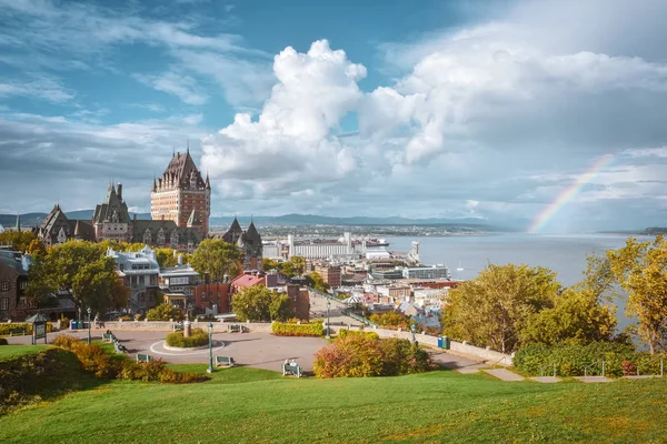 Sonbaharda Quebec 'in panoramik şehri. Güneşli bulutlu bir gün ve nehirde gökkuşağı. Quebec, Kanada.