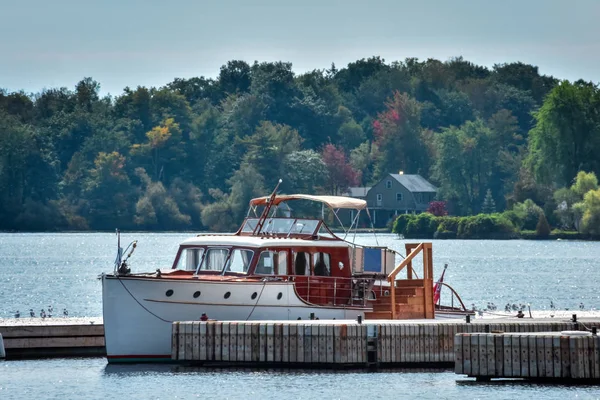 船坞里的经典游艇 秋天的安大略湖 五彩斑斓的树木。 加拿大、美利坚合众国. 图库图片