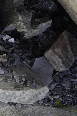 Sahilde deniz taşları.