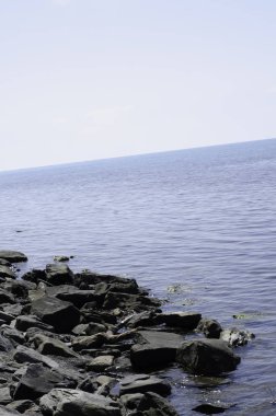 Sahilde deniz taşları.