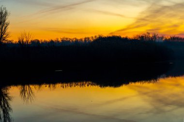Gölde gün doğumu.